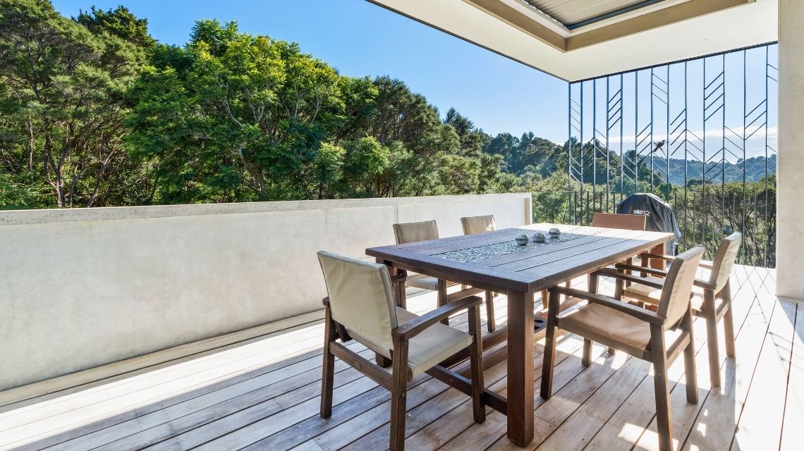 outdoor-dining-te-rongo-house