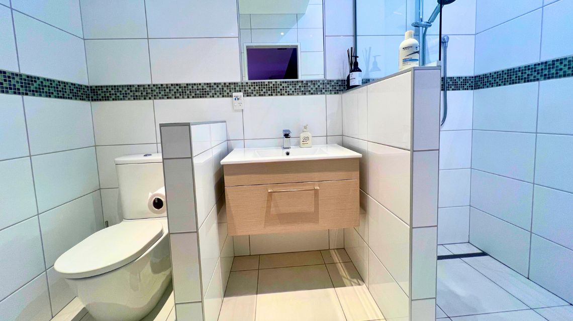 fourth-bedroom-ensuite-cliff-house-whangarei