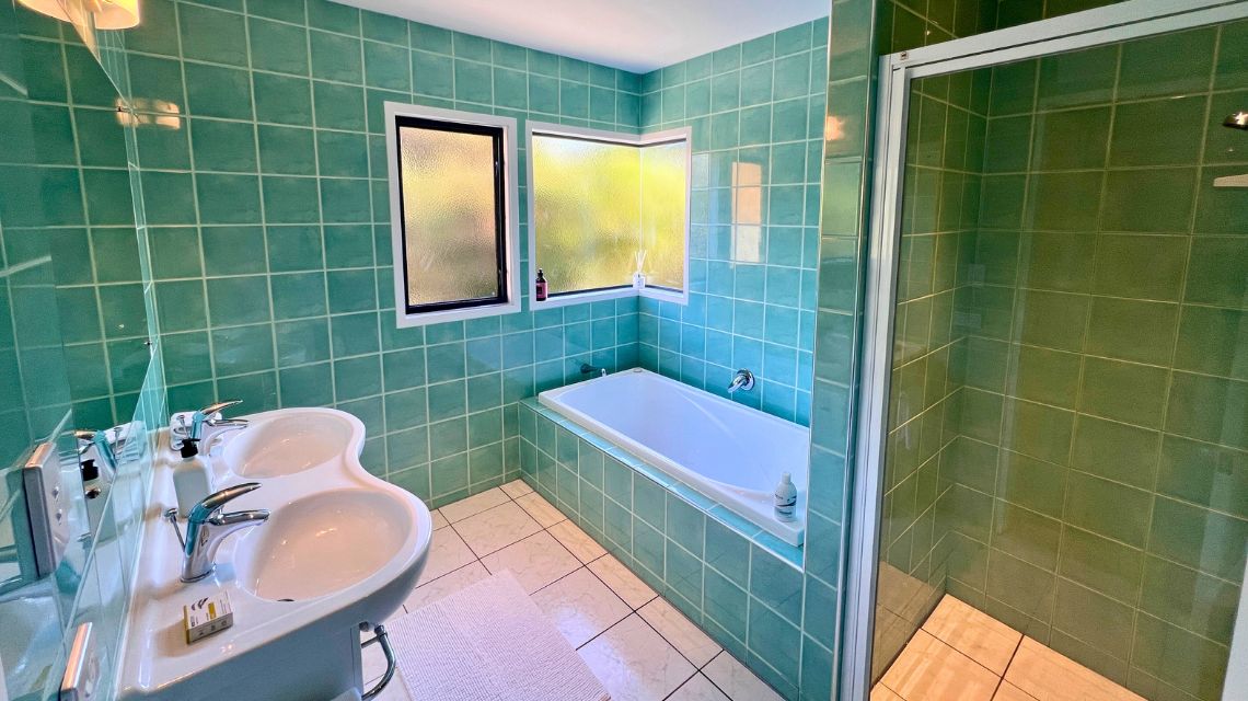 shared-full-bathroom-cliff-house-whangarei