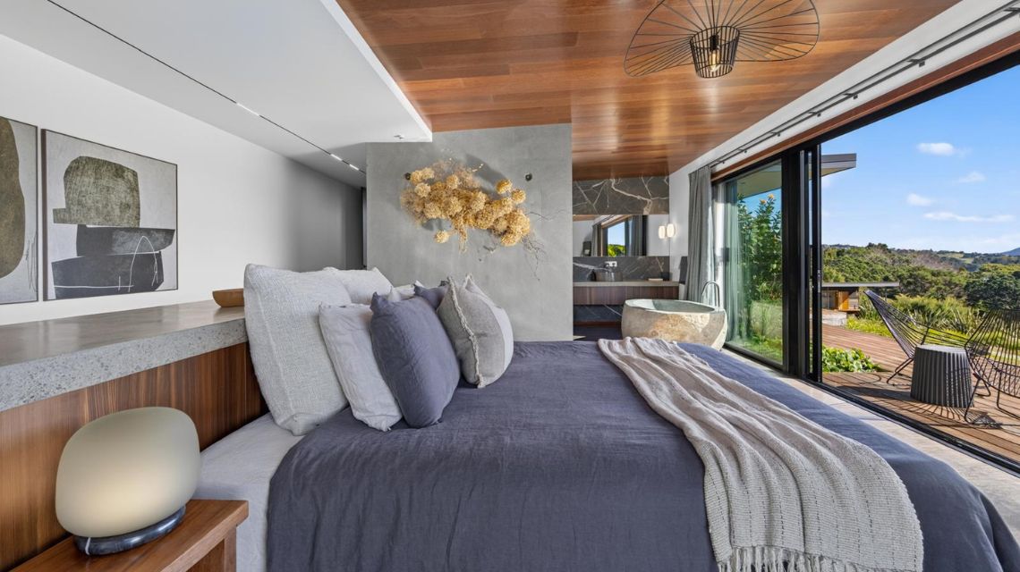 nook-bay-house-main-bedroom-luxury-accommodation