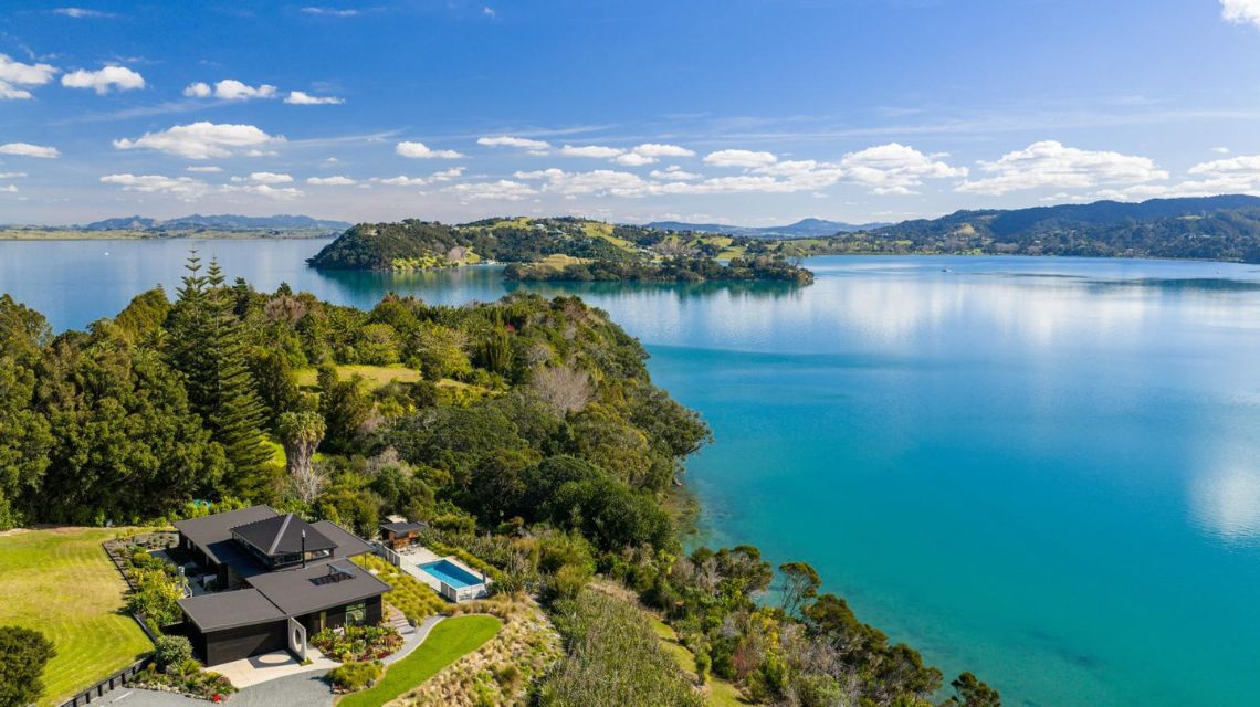 nook-bay-house-with-pool-in-northland-new-zealand